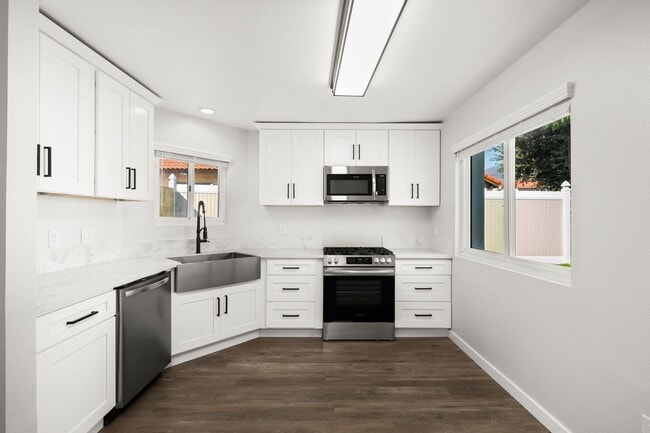 Building Photo - Beautiful Highland Home