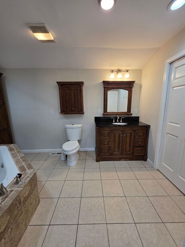 Building Photo - 3BR/2BA Home with Detached Garage & Large Yard