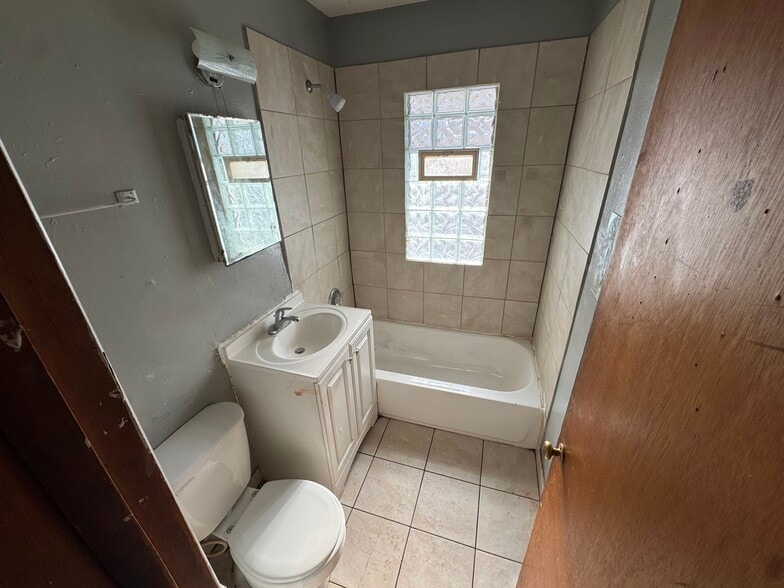 Building Photo - 5827 N 65th St