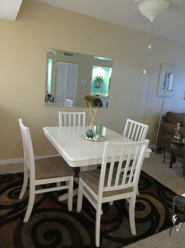 Building Photo - Turnkey 2/2 in a resort community golf and...