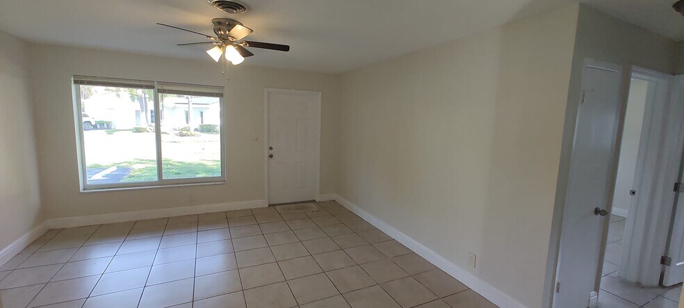 Building Photo - 2504 NW 9th Ln