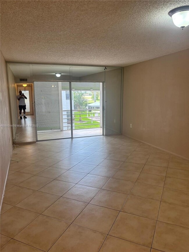 Building Photo - 3000 Sunrise Lakes Dr W