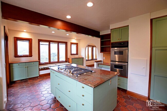 Building Photo - Timeless 4 Bedroom in West Montclair
