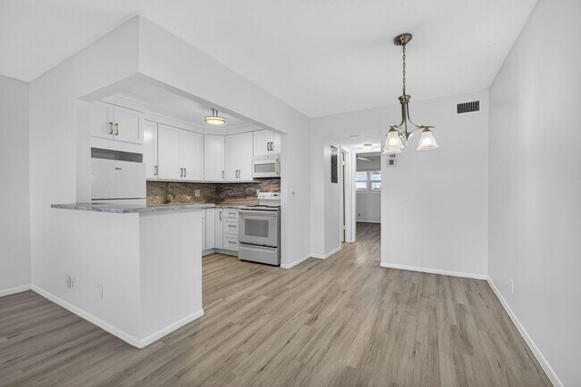 Building Photo - 100 Shore Ct
