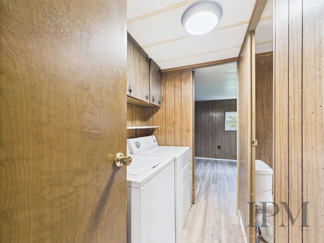Building Photo - Available Now- 3 Bedroom 1.5 Bath Home - H...