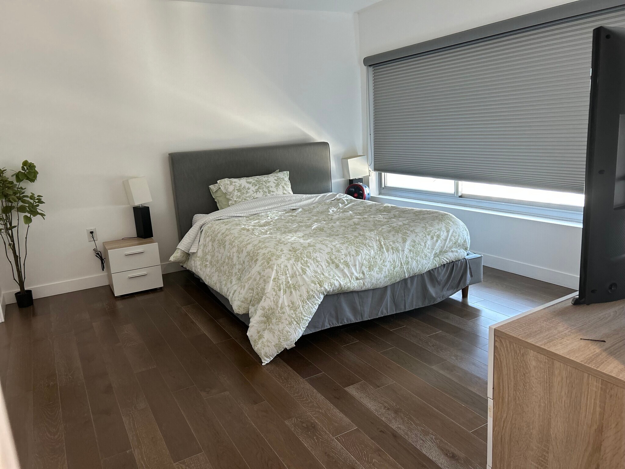 Bedroom 2 - 901 S Flower St