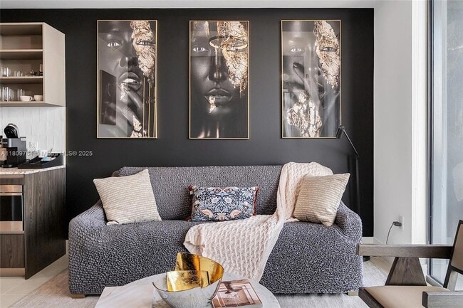 Building Photo - 601 NE 1st Ave