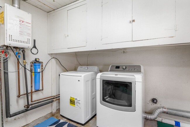Building Photo - Upgraded 3 bed 2.5 bath Townhome in Newpor...