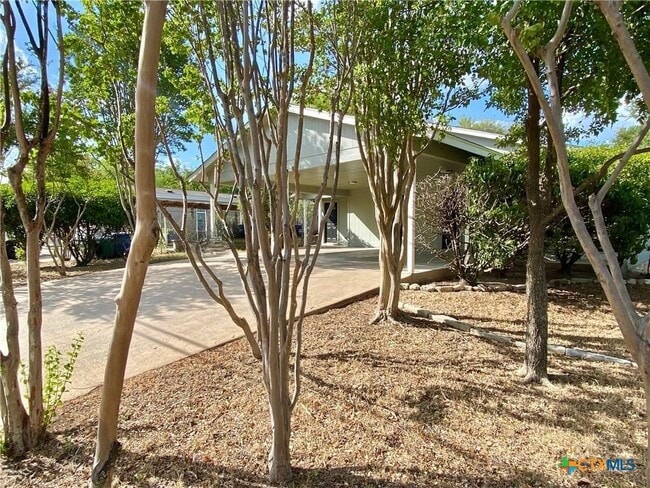 Building Photo - 2110 Blue Meadow Dr