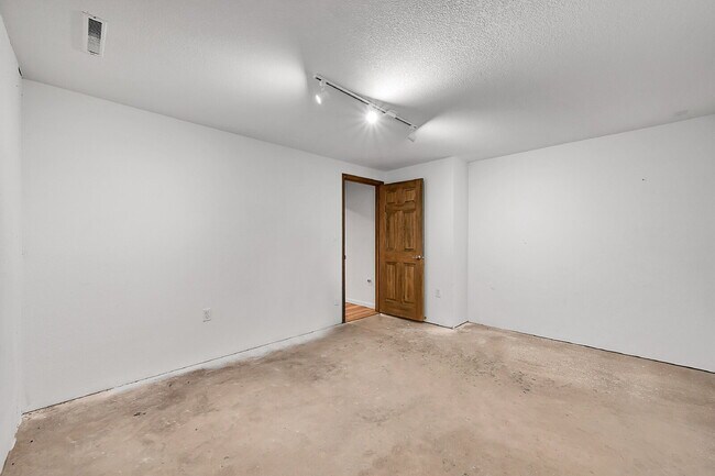 Building Photo - $2,895.00, 4 bed, 3.5 bath, located in Col...
