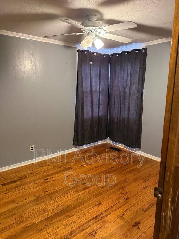 Building Photo - 829 SW Cambridge Ave