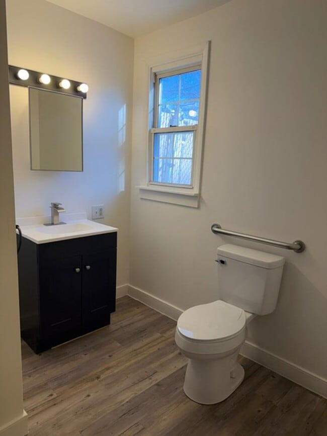 Building Photo - Spacious Renovated Townhome 3-4 bedrooms | Move in Ready!