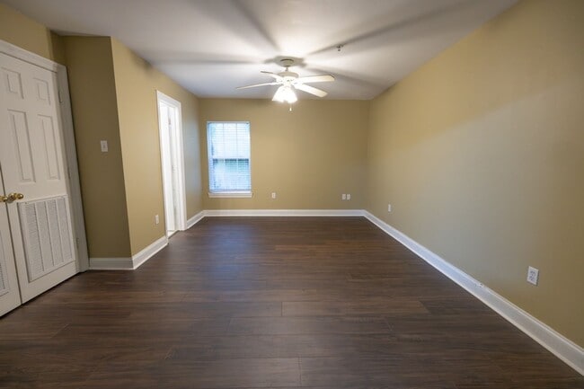Building Photo - 4 bedroom Townhome Near LSU in a Gated Community