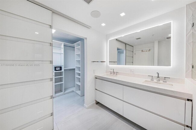 Building Photo - 7918 Harbor Island Dr