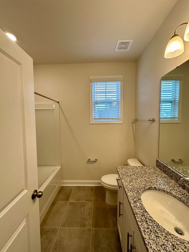 Building Photo - Beautiful 4BR/3BA Home in Falls Cove @ Lak...