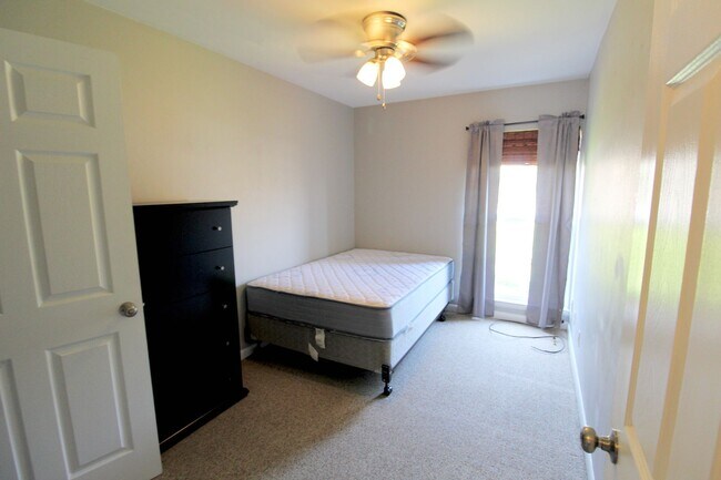 Building Photo - 1416 Bradley Dr