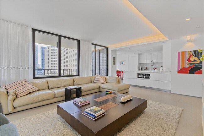 Building Photo - 520 Brickell Key Dr