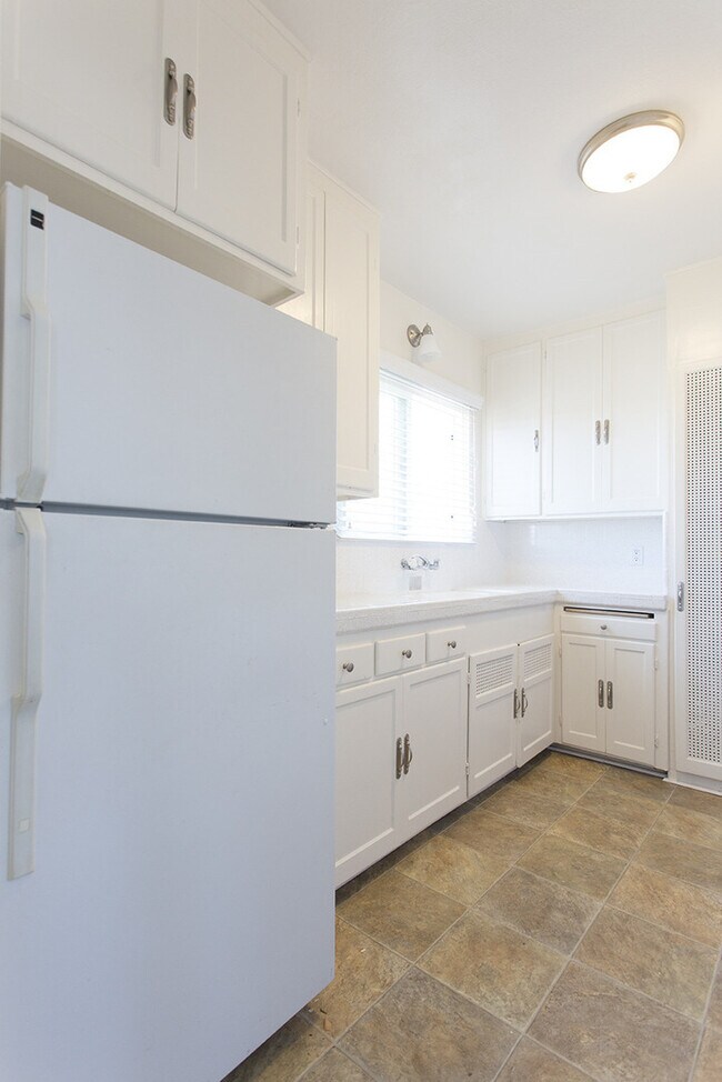 Building Photo - 1 BR Corner Unit With Amazing Downtown Views!