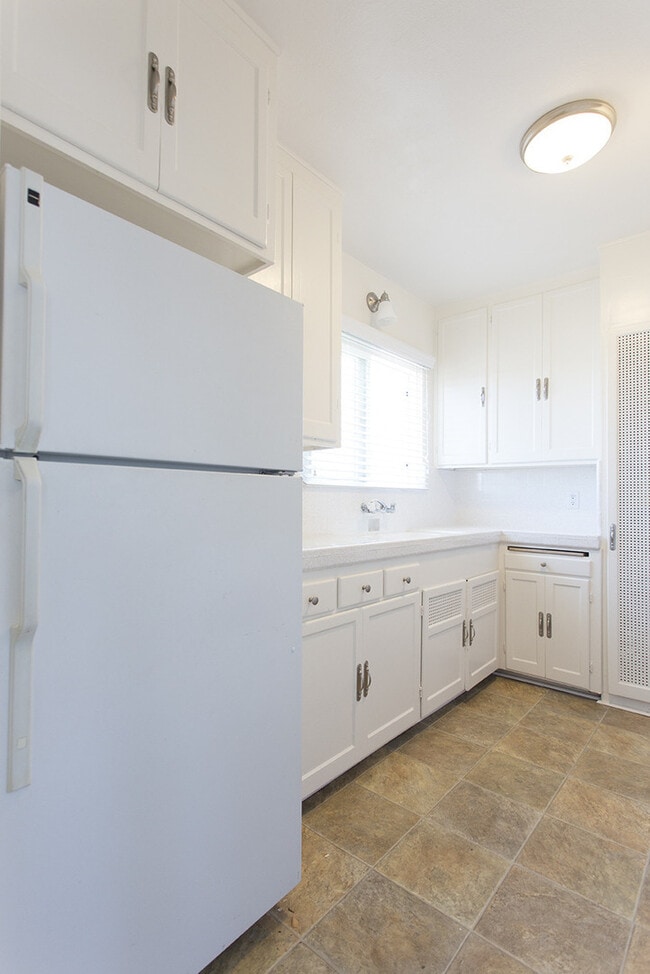 Building Photo - Charming 1 BR Corner Unit With Onsite Laun...