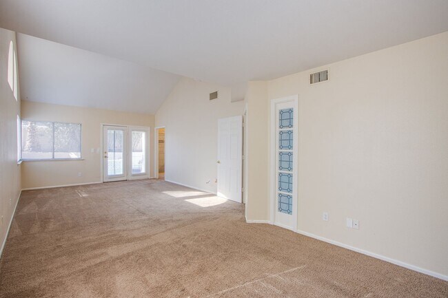 Building Photo - Beautiful 3Bed/3Bath cul-de-sac home located  in The Lakes Community with a sparkling pool and spa!