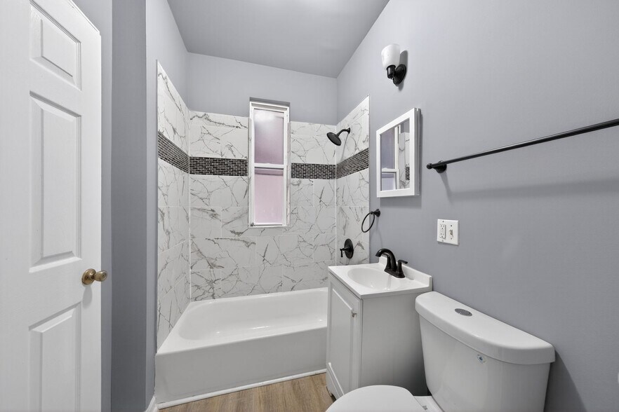 Building Photo - 8428 S Escanaba Ave