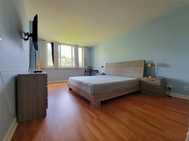 Building Photo - 4200 Hillcrest Dr