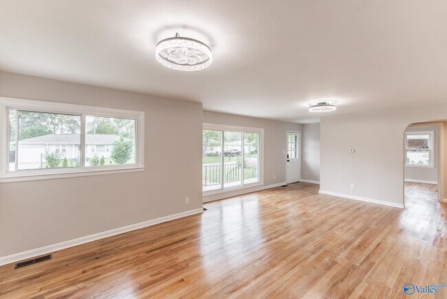 Building Photo - 816 Giles Dr NE