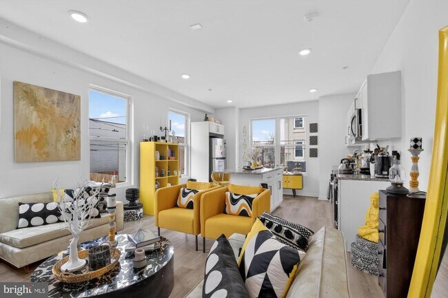 Building Photo - 2352 W Thompson St