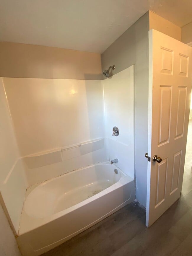 Building Photo - Don't Miss out! New Listing Available Now! 3 Bedroom / 1 BA Attached Garage