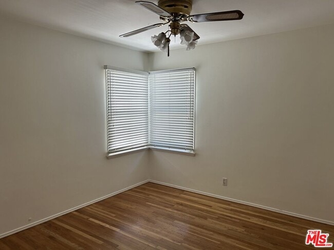 Building Photo - 5355 Rhea Ave