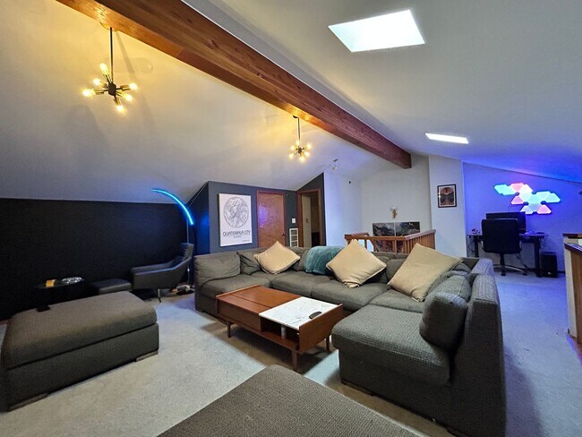 Building Photo - Spacious 2Bd/2.5Ba Luxury Loft-Style Condo...
