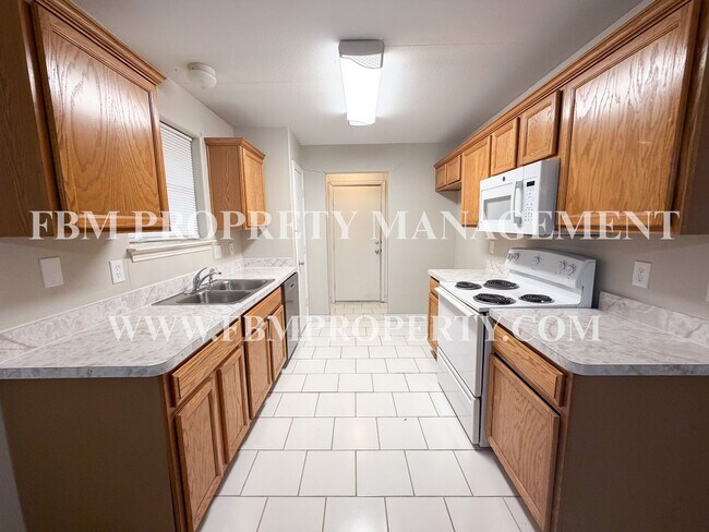 Building Photo - 3008 View Ln