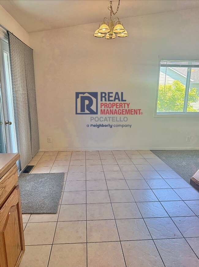 Building Photo - Beautiful 4 bed 2 1/2 bath - 3 car garage
