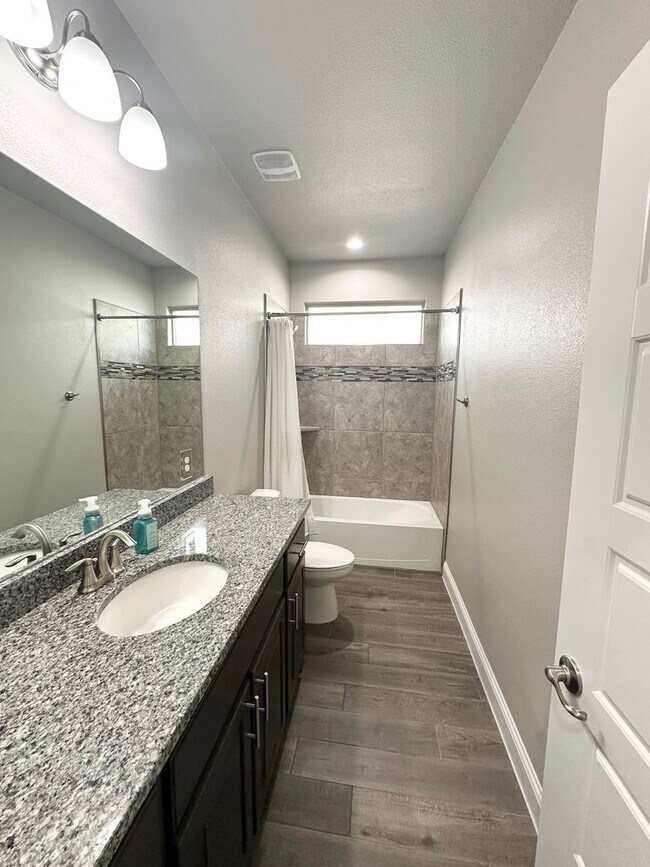 Building Photo - 3 Bed 2 Bath Ready to Rent ASAP!
