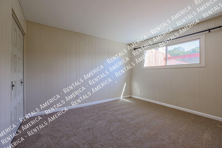 Building Photo - 8613 E Clarendon Ave