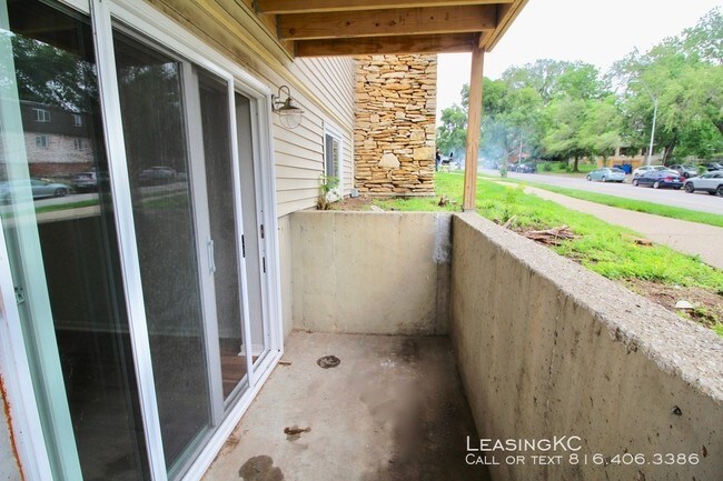 Building Photo - Devereaux