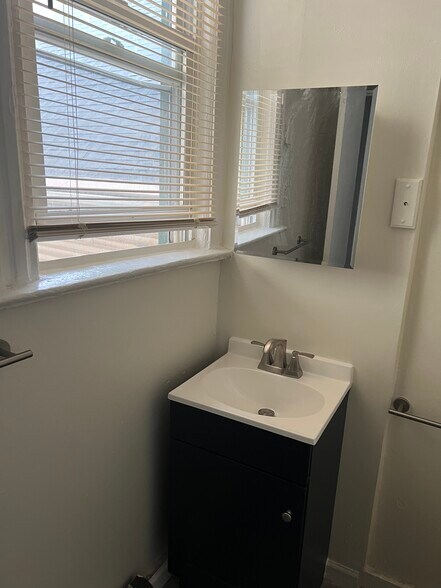 Building Photo - 15 William St