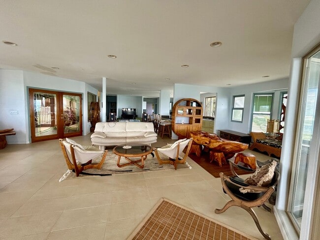 Building Photo - Hawaii living at its best.  Beautiful Kaneohe Bay front.