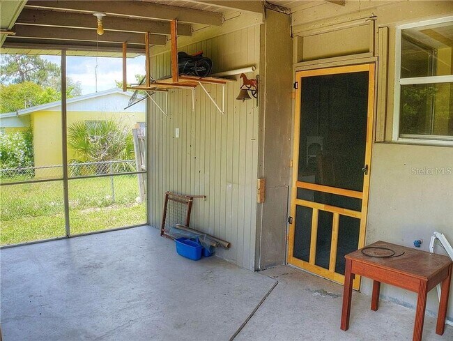 Building Photo - 2 Bed 1 Bath Pet Friendly with Fenced Yard...