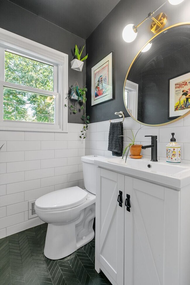 Building Photo - Charming 3 Bedroom Home Golden Valley