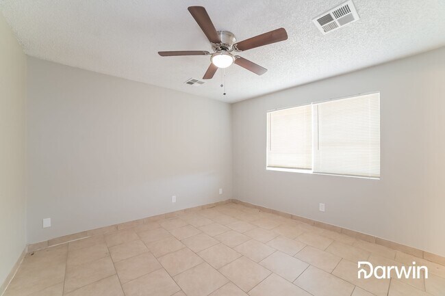 Building Photo - 7201 W Rose Ln
