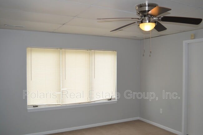 Building Photo - 6057 Rosslyn Ave