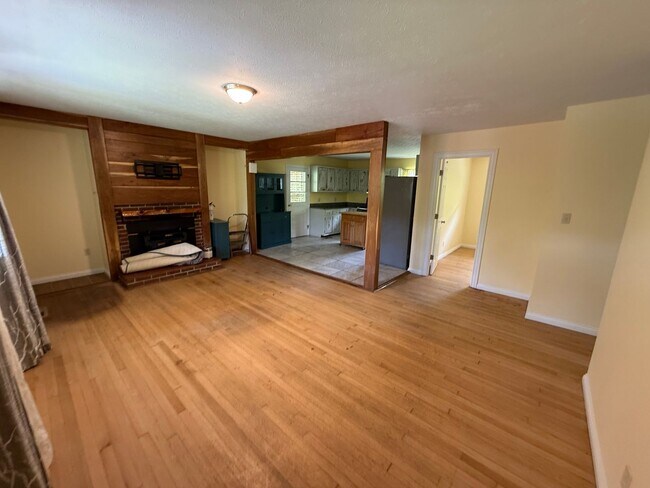 Building Photo - 2 Bedroom 2 Bath Single Family Home.