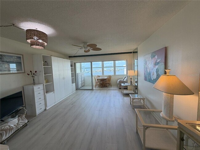 Building Photo - 4550 Cove Cir