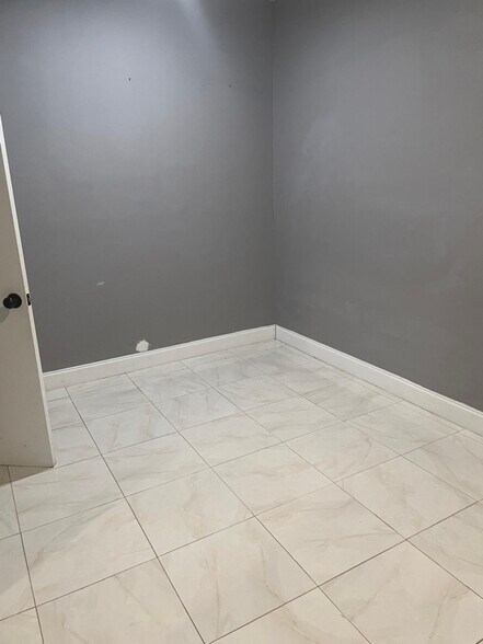 Building Photo - 3417 Bahama Dr