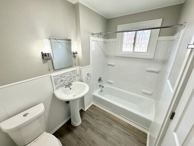 Building Photo - 48 Waterman St