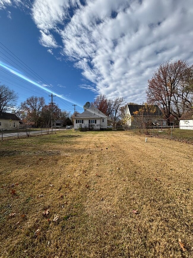 Building Photo - Coming soon Spacious 2-bedroom 1 bath home Available End of March!