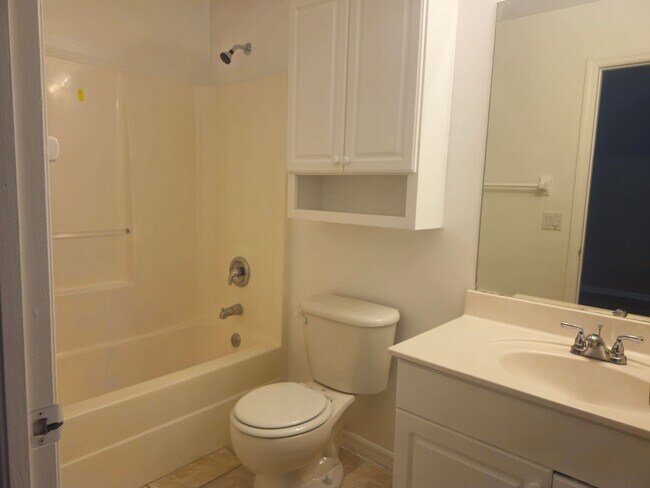 Building Photo - 2 bed 2 bath