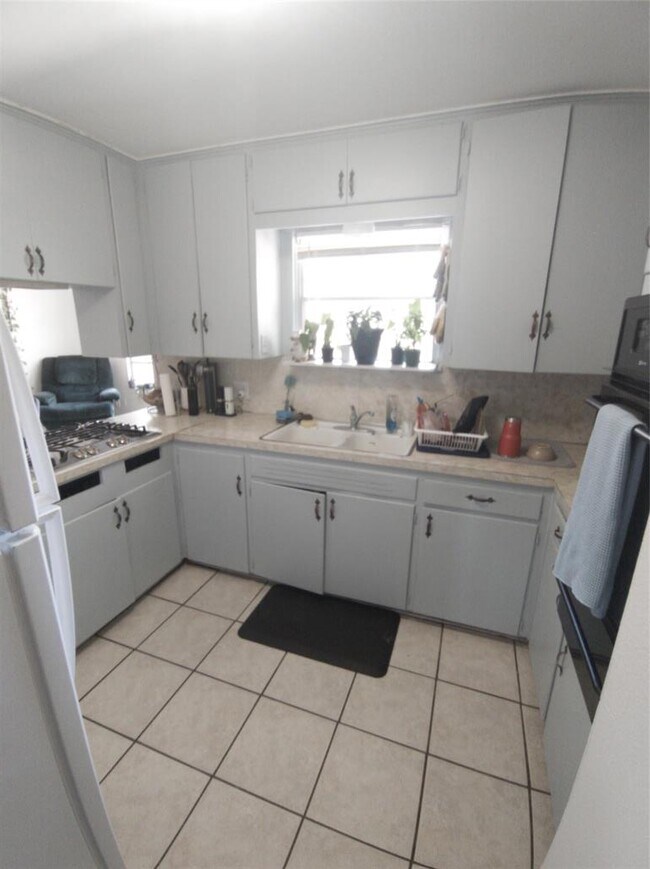 Building Photo - 1616 Glencrest Dr