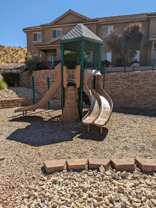 Building Photo - Fossil Hills Townhomes 3 Bed 2.5 Bath